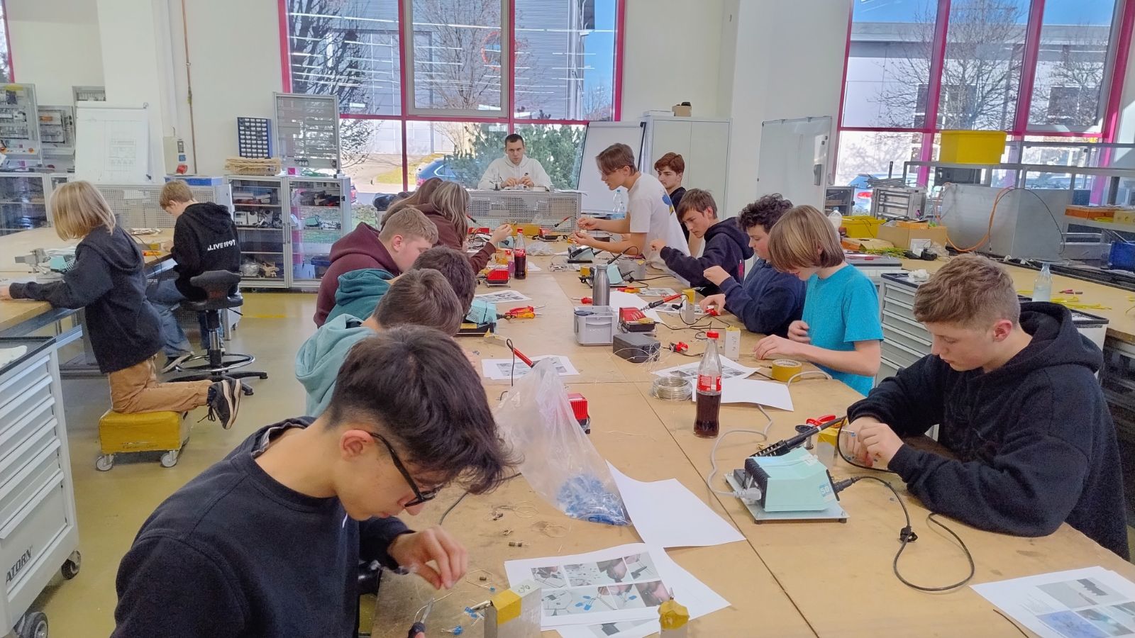 Technik-Schüler zu Besuch bei ASYS