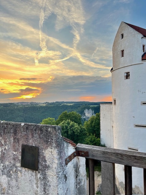 Burg mit Dämmerungshimmel