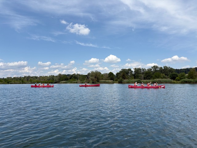Drei Kanus auf einem Fluss